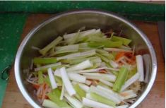 家常小咸菜腌制指南 从选料到腌制盐的全攻略